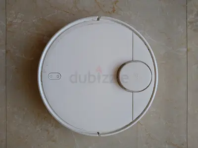 Used robotic vacuum cleaner (round) - works, needs cleaning