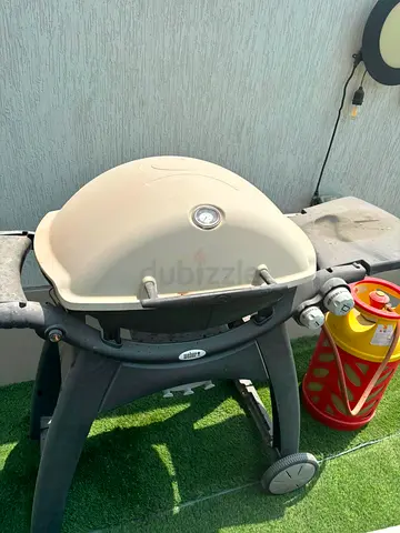 Weber Compact Gas BBQ Grill on Cart - Good Working Condition (including the gas cylinder)