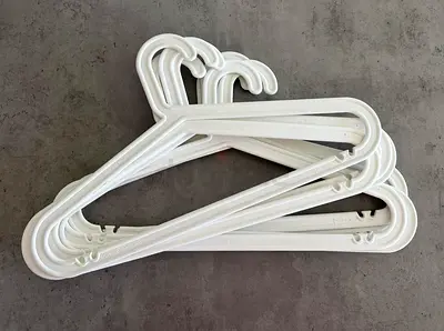 Set of white plastic clothes hangers (48 pcs)