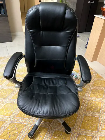 Black Leather Office Chair with Armrests and Swivel Base