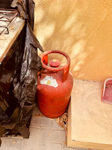 Gas cylinder with gas