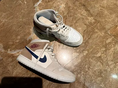 Air Jordan 1 Mid SE Sail/Midnight Navy — EU 44