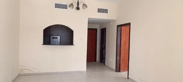 شقة بغرفة نوم واحدة واسعة مع شرفة كبيرة، جاهزة للسكن الفوري.