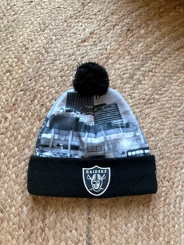 Raiders (new era) black cuffed beanie with pompom (one size)