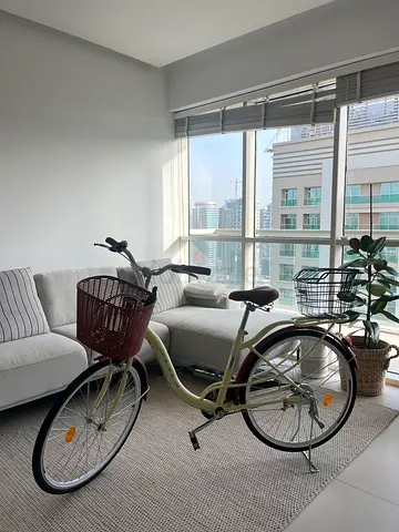 Cream city cruiser bike with front basket - good condition