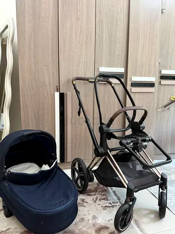 Cybex e Priam frame for sale with cot