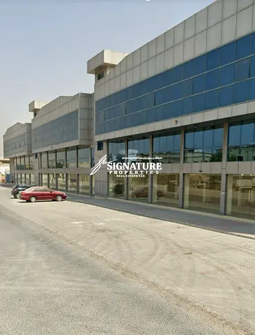 مستودع 5500 قدم مربع165 كيلو فولت أمبير 3 مراحل متصل بالكهرباء والماء للإيجار في منطقة الجرف الصناعية عجمان  حجم المستودع: 5500 قدم مربع مساحة الطابق