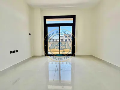 عرض مميز جداً 🔥: شقة مكونة من غرفة نوم واحدة وحمامين، الدفع عبر 12 شيكاً مع شهر مجاني، والسعر 40,999 فقط.