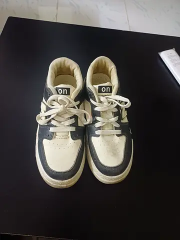 Lightweight casual sneakers and suitable for casual outings, walking. white and grey, size 38