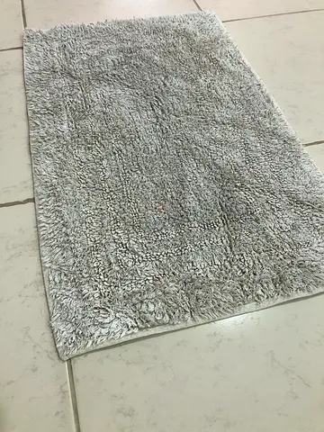 Beige shaggy bathroom/rug mat - good condition