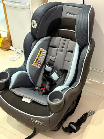 Baby car seat (convertible) in good condition with cup holders and ISOFIX strap