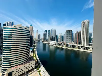 | مكتب مجهز بالكامل | إطلالة كاملة على القناة | جاهز للانتقال الفوري |
