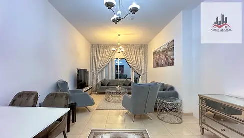 الشارقه الخان شقه 3 غرف وصاله وغرفه خادمه ومطبخ و 3 حمام وبلكونه السعر 7500 شامل انترنت وباركن وجيم