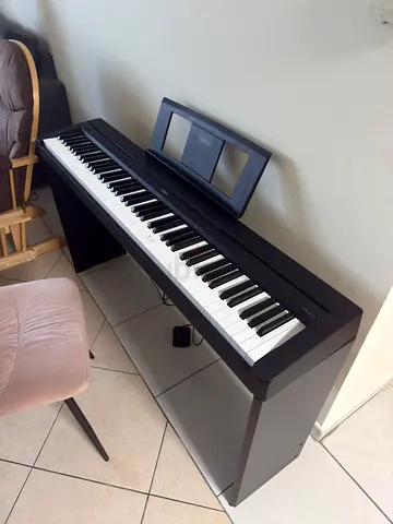 Yamaha Digital Piano/Keyboard with Stand and Pedal - Good Condition