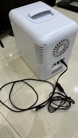 Portable mini fridge / cooler - compact personal refrigerator