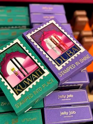 Kuwait makeup set incl. 3 lip glosses — Brand new (Down from 150 AED)
