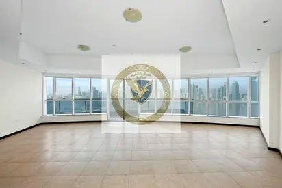The most beautiful and spacious full sea-view apartment with three bedrooms and a living room, including parking, owner-paid air conditioning, and fre