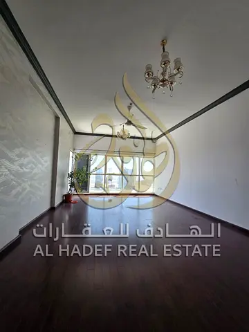 للبيع دوبلكس فاخر 5 غرف وصالة في الخان الشارقة غرفة خادمة ماستر 5 حمامات استور 2 بلكونة 2 موقف سيارة خالي وجاهز للسكن مساحات واسعة موقع مميز قريب من ا