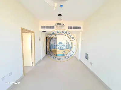شقة جديدة كلياً بغرفة نوم واحدة وحمامين وشرفة وموقف سيارات مغطى، مع شهر مجاني.