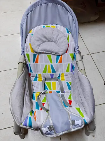 Lightweight Baby Rocker/Bouncer Seat with Colorful Cushion