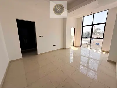 فيلا فاخرة جديدة للإيجار تضم عشر غرف نوم ماستر مع حديقة واسعة ومواقف سيارات خاصة وتشطيبات فاخرة