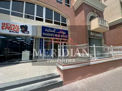 محل تجاري مطل على الشارع | 768 قدم مربع | واجهة زجاجية | دخل إيجاري مرتفع | جي في سي روز 1