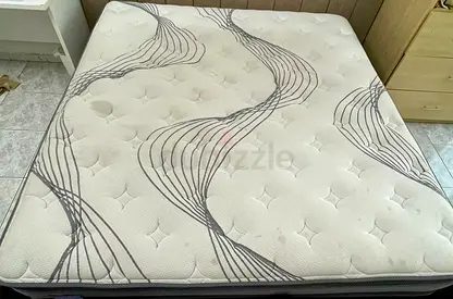 Queen-size mattress in good condition - firm comfort