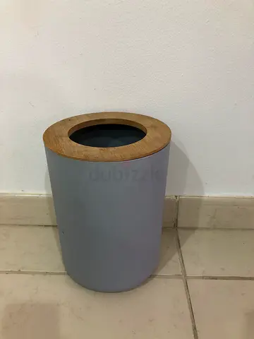 Small cylindrical wooden-top bathroom trash bin (light grey)