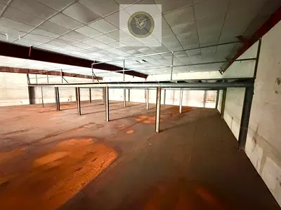 مستودع واسع للإيجار يضم طابق ميزانين ومكتب ويتميز بقدرة كهربائية عالية مما يجعله مناسبًا لجميع الأنشطة التجارية والصناعية مع تصميم عملي