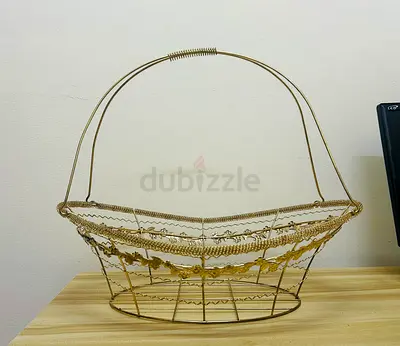 Decorative vintage-style metal fruit/flower basket
