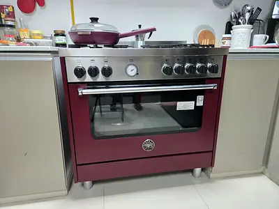 Bertazzoni 5 gas burner cooker,made in Italy ,burghundy colour