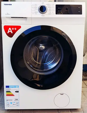 TOSHIBA 7kg front load washing machine,  color white, condition is good working.