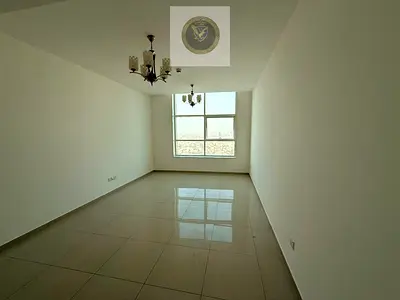 شقة غرفتين وصالة للإيجار السنوي في كورنيش الخان بإمارة الشارقة مع إطلالة مميزة وبلكونة وجيم ومسبح وغرفة خادمة تشطيبات حديثة بجودة عالية