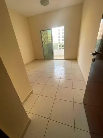 شقة للإيجار السنوي – المجاز 3 📍 أمام حديقة صفيا 🏡 غرفة وصالة 🌅 بلكونة كبيرة | 🛁 حمام 🗄️ خزائن حائط 🚗 موقف سيارة داخل البناية