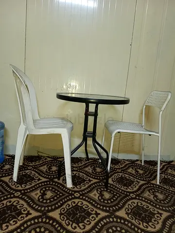 Small round metal bistro table with two plastic chairs - good condition