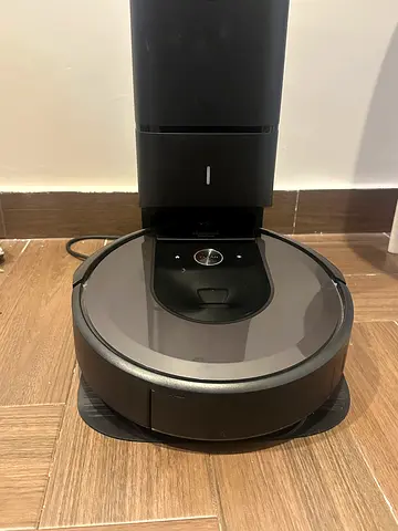 Robot vacuum cleaner with charging dock - good condition