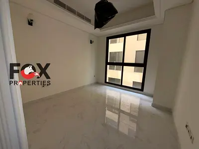 أول ساكن، غرفتان وصالة ومجلس للإيجار السنوي في التلة، 2 حمامات، بلكونة، خزائن حائط، مسبح وجاكوزي، شهر مجاني، 52,000 درهم.
