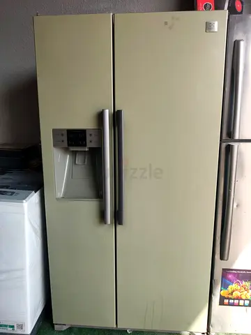 Side by side refrigerator with ice maker