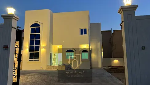 للايجار السنوي عجمان فيلا فاخرة أول ساكن بتشطيبات راقية ومساحات واسعة جداً، تقع في واحدة من أرقى المناطق السكنية في عجمان، وتتميز بالخصوصية الكام