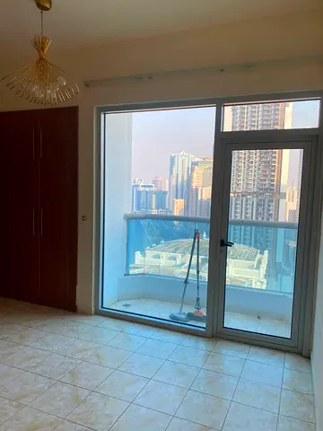 شقة للإيجار السنوي – المجاز 3 🏡 غرفتين وصالة 🛏️ غرفة خادمة 🛁 4 حمامات | 🌅 بلكونة 🌊 إطلالة جانبية على بحيرة خالد 📍 برج صف أول على البحيرة