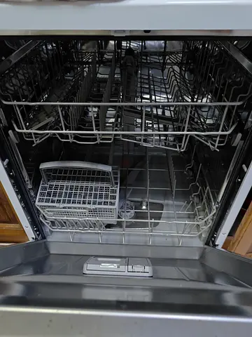 White freestanding Evvoli dishwasher - good working condition
