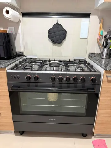 Toshiba Black Gas Cooker 90cm latest model excellent condition