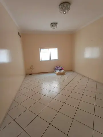 شقة للإيجار السنوي – المجاز 3 📍 مقابل حديقة صفيا 🏡 غرفتين + صالتين 📦 غرفة ستور 🛁 2 حمام | 🌅 بلكونة 💰 الإيجار السنوي: 42,000 درهم