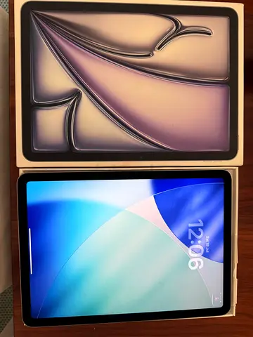 Apple iPad (with box) - mint condition, only 1 month old