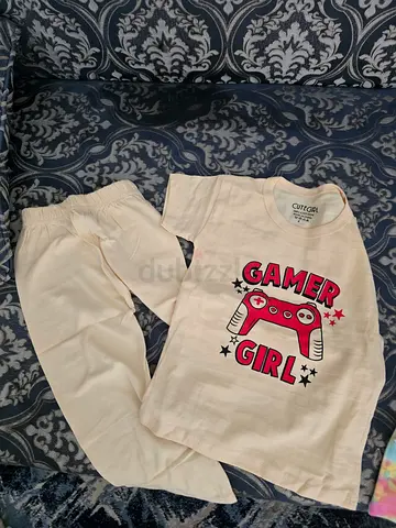 Condition: Excellent Material: 100% Cotton (Very soft and breathable) Size: 4 Price: 15 AED Loca