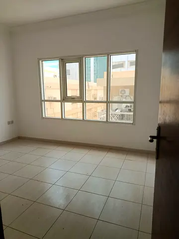 For annual rent in Al Majaz 1 Sharjah, 2BR apartment with spacious layout, central AC, 2 bathrooms, prime location near Corniche. AED 40,000, 4 cheque