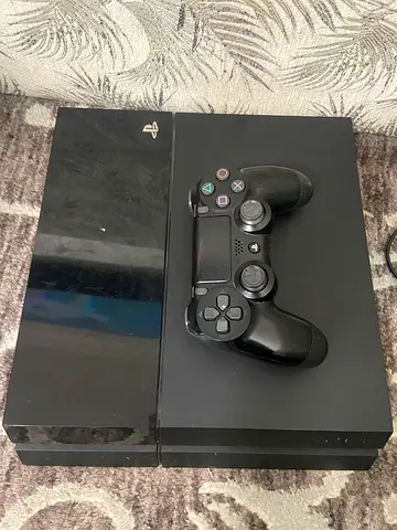 PlayStation 4 Fat with the controller and the crew motorfest