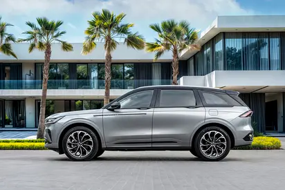 2025 Lincoln NAUTILUS 照片 2