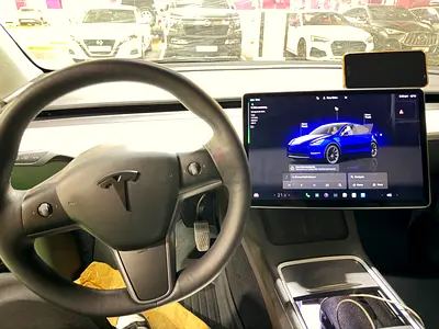 Tesla Model Y Long Range 2023 - Dual Motor AWD - American Specs - 9k AED accessories
