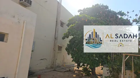 For sale: Two-story villa in Al Qurain 2, featuring 5 bedrooms, a living room, a majlis, an annex with a kitchen, maid's room, and storage. The villa has a land area of 17,000 square feet and is loc